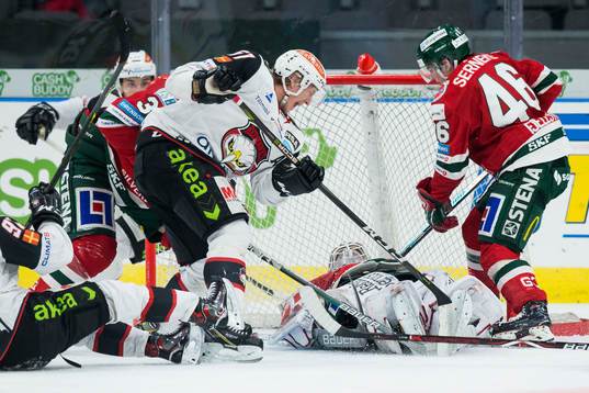 Malmö Redhawks Emil Sylvegård oroar framför Frölundas