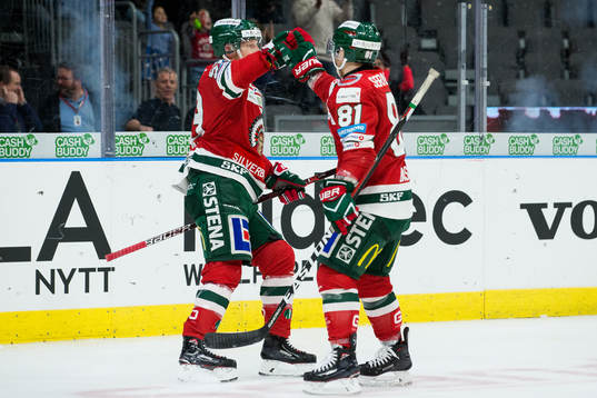Frölundas Simon Hjalmarsson jublar ihop med Ryan Lasch