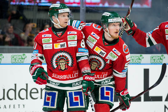 Frölundas Simon Hjalmarsson jublar ihop med Ryan Lasch