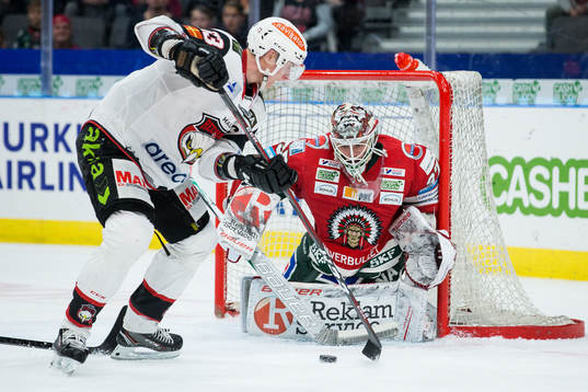 Malmö Redhawks Fredrik Händemark med en chans mot