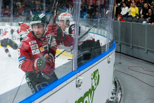 Frölundas Viktor Ekbom och Malmö Redhawks Emil Sylvegård