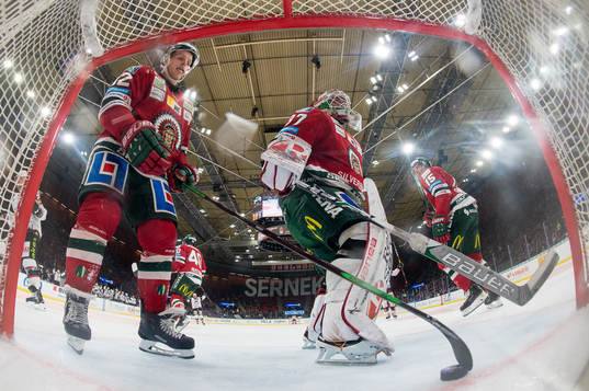 Frölundas Max Friberg och målvakt Johan Gustafsson deppar