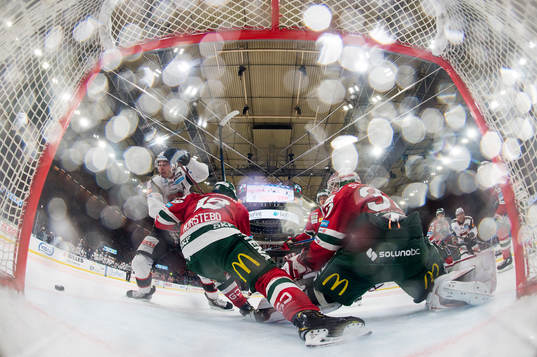 Frölundas Mattias Nörstebö håller undan Malmö Redhawks