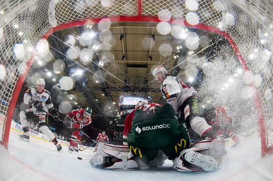 Frölundas Anders Grönlund håller fast Malmö Redhawks