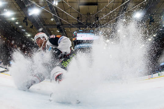 Malmö Redhawks Max Görtz hindrar Frölundas Mats Rosseli
