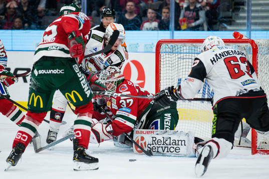Frölundas Anders Grönlund håller fast Malmö Redhawks