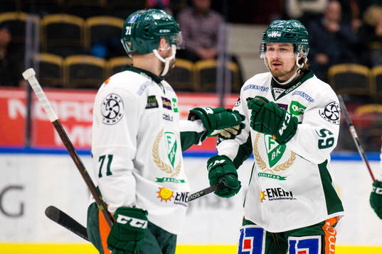 Färjestads Linus Johansson och Jesse Virtanen  jublar