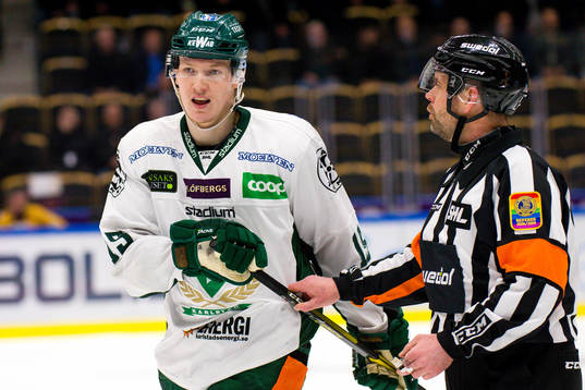 Färjestads Gustav Rydahl  och Domare Patrik Sjöberg