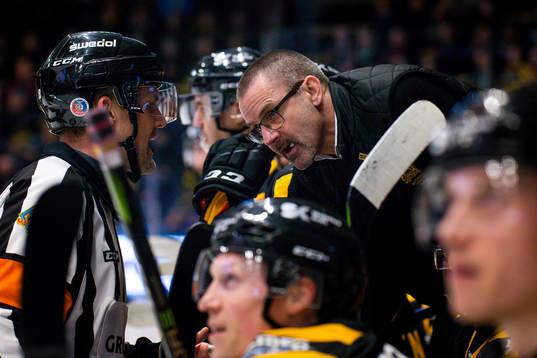 Skellefteås tränare Tommy Samuelsson pratar med domare