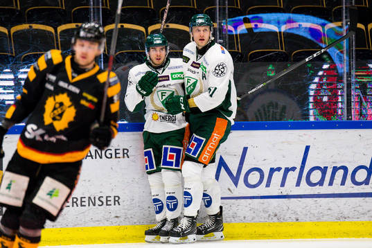 Färjestads Michael Lindqvist och Johan Ryno jublar