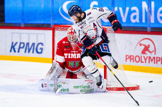 Linköpings Jimmy Andersson framför Timrås målvakt