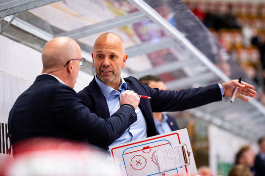 Timrås assisterande tränare Tommy Sjödin diskuterar med