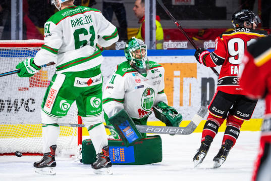 Rögles målvakt Ville Kolppanen deppar och Luleås Austin