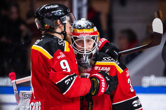 Luleås Johan Forsberg och målvakt Joel Lassinantti jublar
