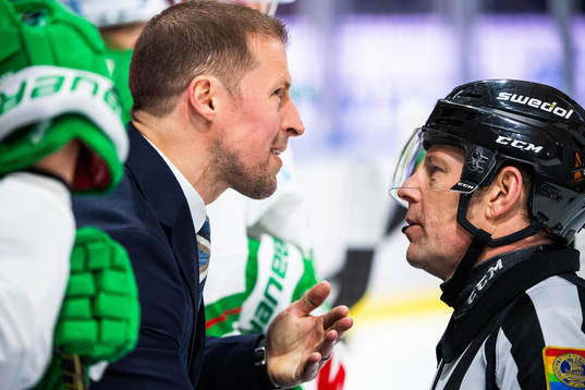 Rögles tränare Cam Abbott och Domare Wolmer Edqvist