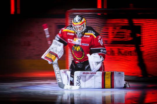 Luleås målvakt Joel Lassinantti värmer upp