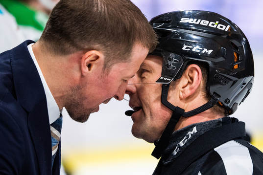 Rögles tränare Cam Abbott och Domare Wolmer Edqvist
