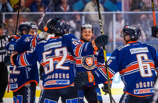 Växjös Janne Pesonen jublar med lagkamrater