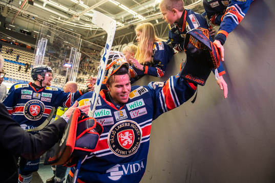Växjös målvakt Viktor Fasth jublar