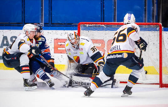 Växjös Nichlas Hardt gör 2-0 målet medan Djurgårdens