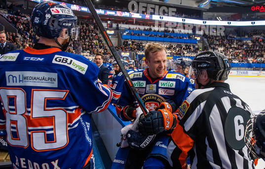 Växjös Kris Versteeg diskuterar med domaren Sören Persson