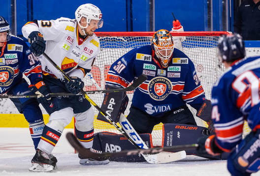 Växjös målvakt Viktor Fasth och Djurgårdens Petteri