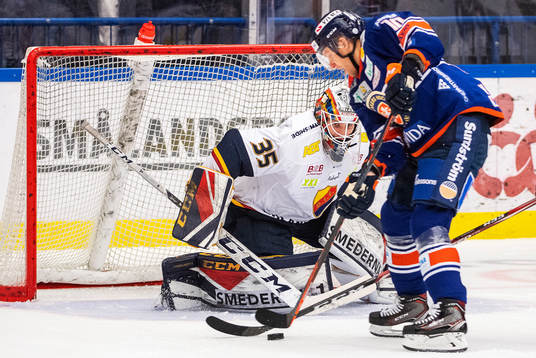 Växjös Kris Versteeg och Djurgårdens målvakt Robin