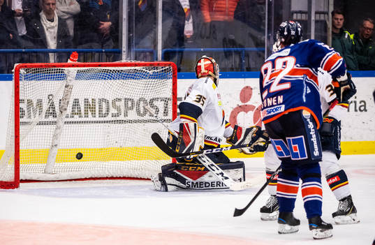 Växjös Janne Pesonen gör 1-0 målet bakom Djurgårdens