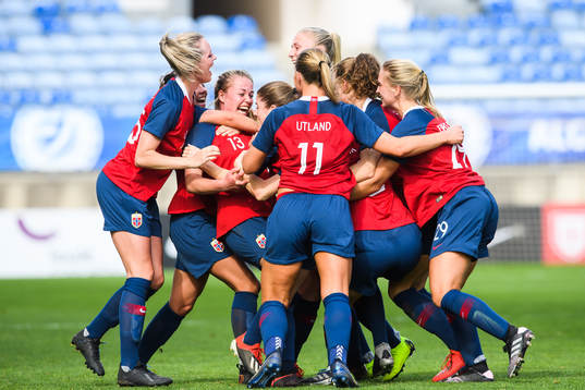 Therese Sessy Åsland of Norway celebrates