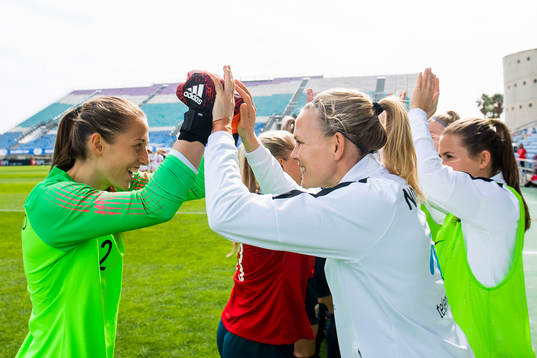 Goalkeeper Cecilie Fiskerstrand and goalkeeper Ingrid