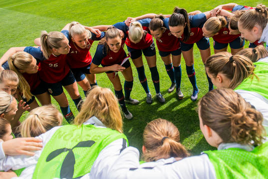 Captain Vilde Bøe Risa and the players of Norway