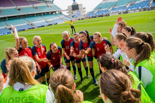 Stine Hovland, Emilie Nautnes, Vilde Bøe Risa, Karina
