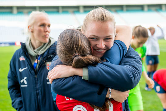 Frida Maanum embrace Heidi Elisabeth Ellingsen of Norway