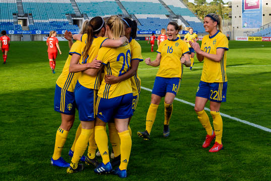 Players of Sweden celebrate Mimmi Larsson scors 1-0