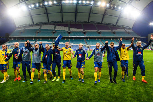 Players of Sweden celebrates