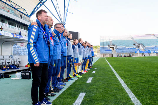 Peter Gerhardsson, head coach of Sweden listen to the