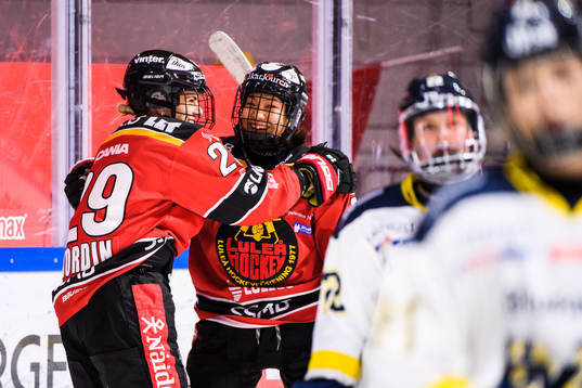 Luleås Emma Nordin jublar med Christa Alanko
