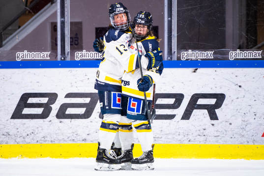 s Riikka Sallinen  och Sanni Hakala jublar