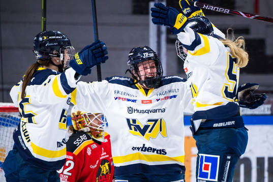 s Maja Jakobsson, Claudia Kepler och Lina Ljungblom jublar