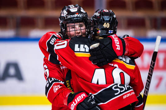 Luleås Petra Nieminen och Noora Tulus jublar