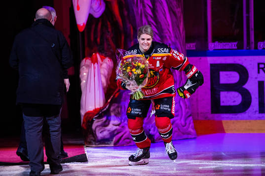Luleås Emma Nordin får blommor