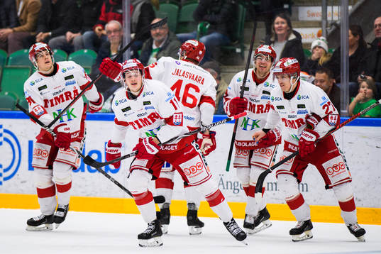 Timrås Henrik Törnqvist jublar med lagkamrater