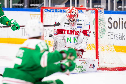 Rögles Simon Ryfors skjuter mot Timrås målvakt Victor
