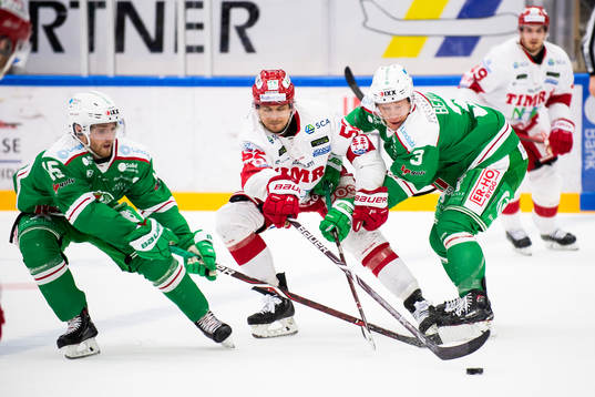Timrås Johannes Salmonsson mellan Rögles Lucas Elvenes