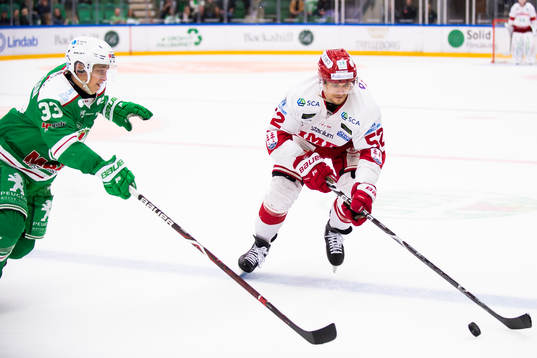 Rögles Samuel Jonsson jagar Timrås Johannes Salmonsson