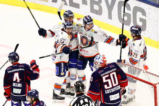 Växjös Jonas Röndbjerg och Filip Cederqvist jublar