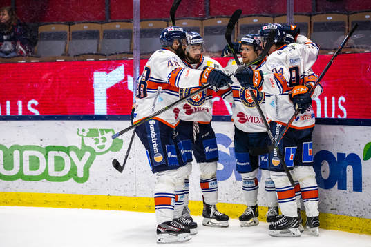 Växjös Brendan Shinnimin jublar med lagkamrater