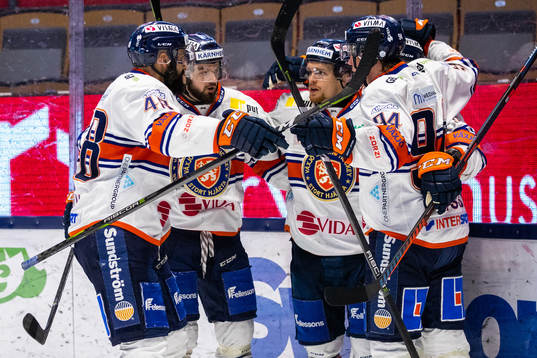 Växjös Brendan Shinnimin jublar med lagkamrater
