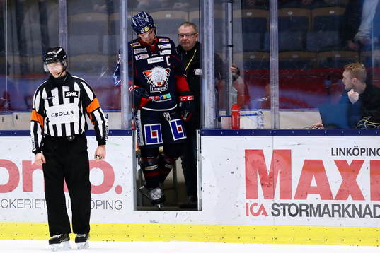 Linköpings Eddie Larsson på väg ut från utvisningsbåset