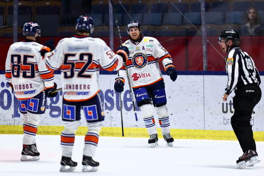 Växjös Erik Josefsson jublar med Liam Reddox och Arvid